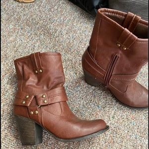 Brown boots with heel